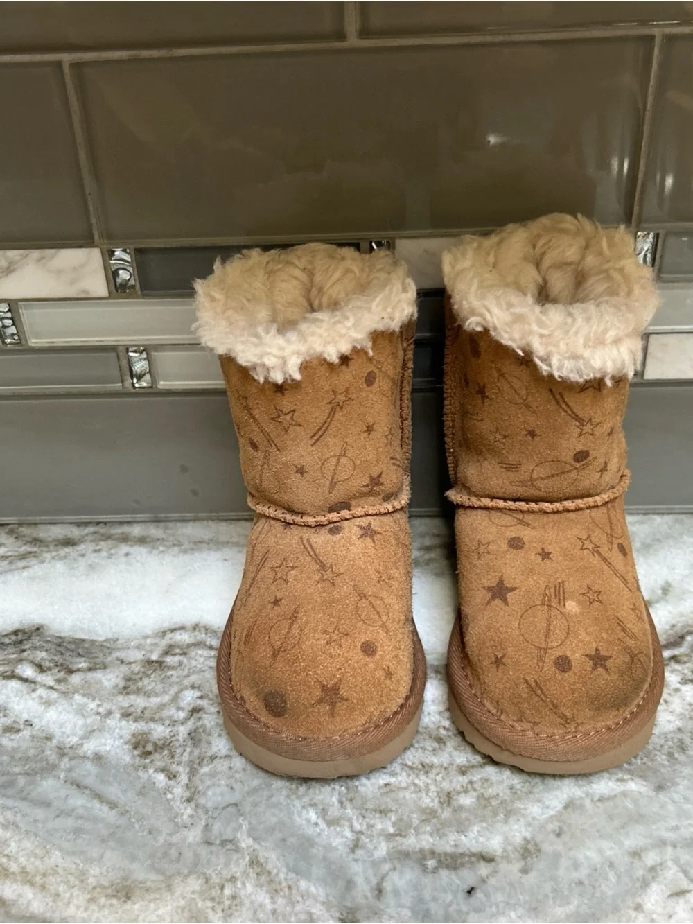 UGG Bailey Bow Moon & Stars Kid’s Boot Size US Sz 6 Toddler Girl Brown Shearling